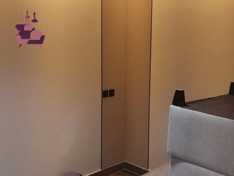 تنفيذ أعمال تركيب ديكورات شيبورد مع دهانات داخلية عصرية، وتصميم ركن أنيق متناسق الزوايا يضيف جمالاً وفخامة للمكان.