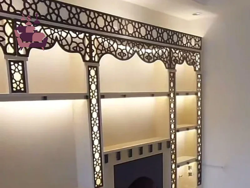 تصميم وتنفيذ أرفف خشبية بنقوش إسلامية تقليدية، تجمع بين الحرفة اليدوية الأصيلة والجماليات الإسلامية.