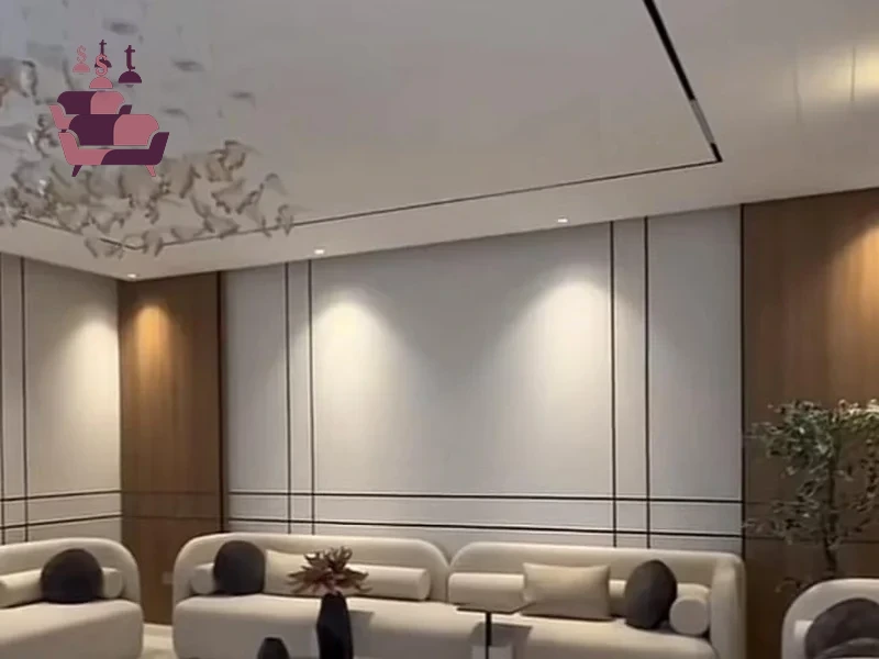 تصميم وتنفيذ تكسيات جدارية عصرية لصالة معيشة مودرن، تشمل ألواح بديل الخشب الأنيق مع إضاءة مخفية متناسقة.