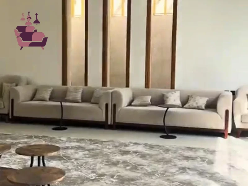 تصميم وتنفيذ مجلس عصري فاخر مع أريكة حديثة وكنبات راقية، يجمع بين الفخامة والراحة في أجواء المجالس السعودية.