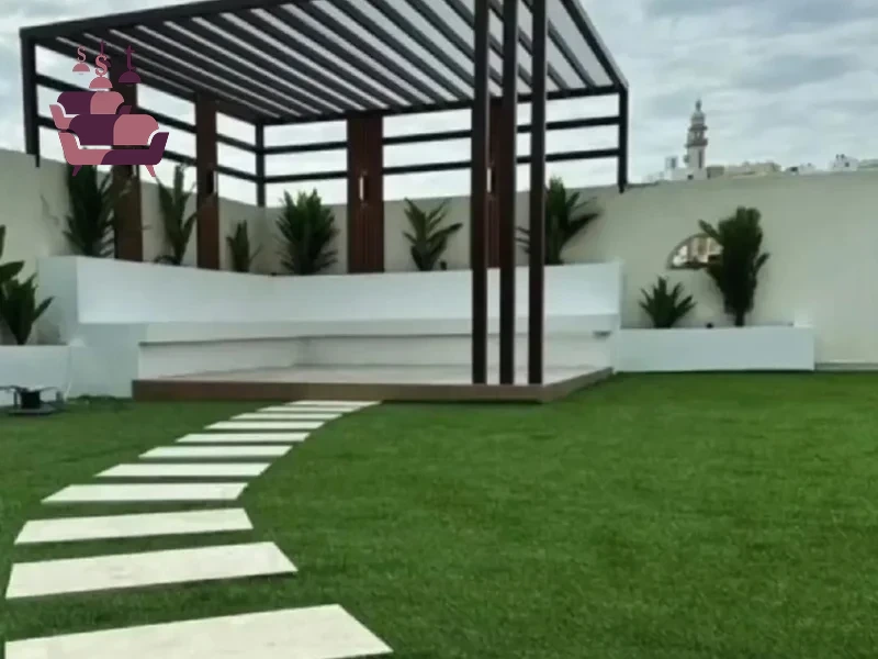 تصميم وتنفيذ برجولة سطح عصرية مع جلسات خارجية أنيقة، توفر مساحة استرخاء راقية في الهواء الطلق.