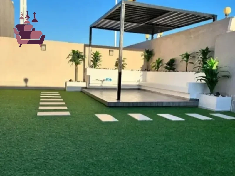 تصميم وتنفيذ ممر حديقة سطح عصرية مع تنسيق المساحات الخضراء وتوزيع الإضاءة الخارجية باحترافية.