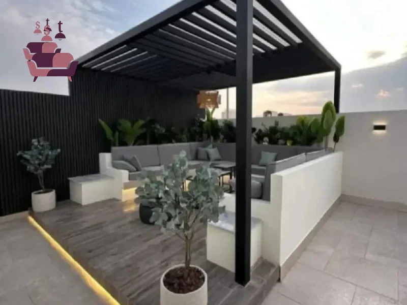 تصميم وتنفيذ جلسة سطح فاخرة تحت برجولة أنيقة، مع أرائك مريحة وإضاءة ليلية مميزة لأجواء استرخاء راقية.