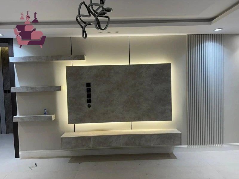 تصميم وتنفيذ ديكورات شاشات تلفاز راقية باستخدام بديل الرخام الفاخر مع إضاءة ليد (LED) مخفية، لإضافة لمسة عصرية وفخامة للصالات.