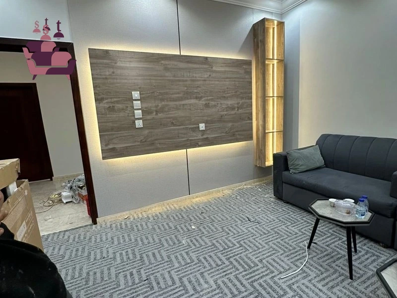 تنفيذ ديكورات شاشة وأرفف تلفاز عصرية بتصميم يدمج بين بديل الخشب الفاخر وإضاءة ليد (LED) مخفية، لتجميل الصالات والمجالس وإضافة لمسة أناقة فريدة.