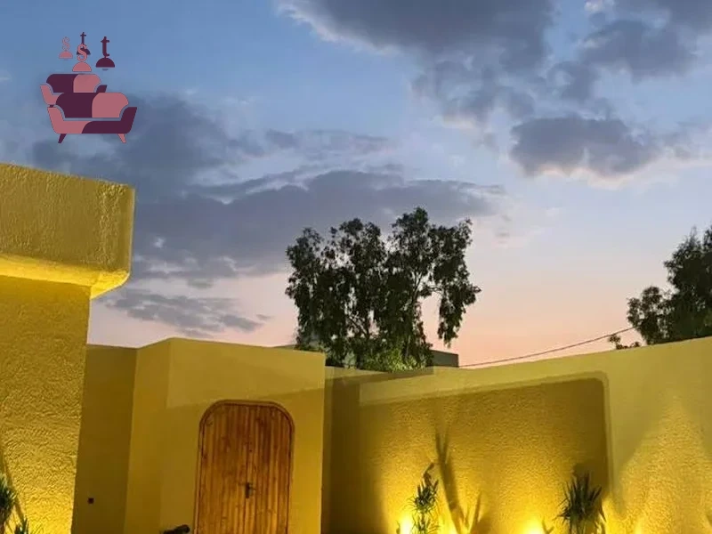 تصميم وتنفيذ إضاءة مدخل فيلا خارجية ليلية راقية، تبرز جمال الواجهة المعمارية بإضاءة ليد موزعة باحترافية.