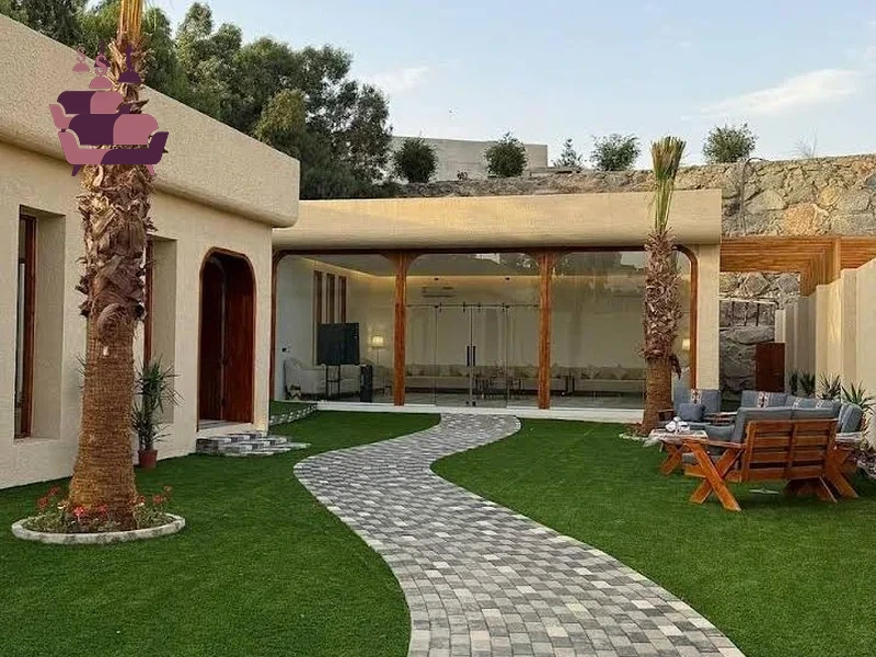 تصميم وتنفيذ ممر حديقة فيلا خارجية مع إضاءة جانبية وجلسات خارجية أنيقة، لخلق أجواء استثنائية في المساحات الخضراء.